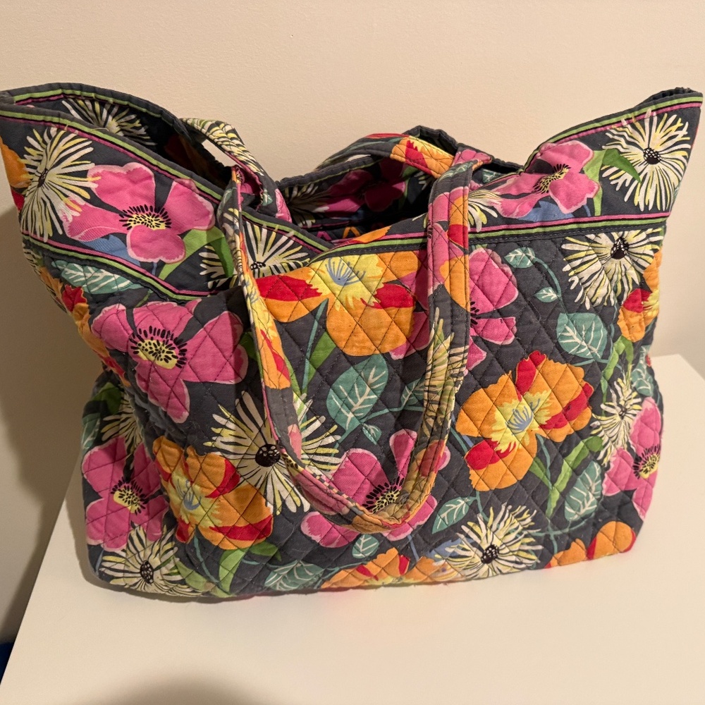 Vera Bradley Grand Tote Large Beach Bag in Jazzy Blooms